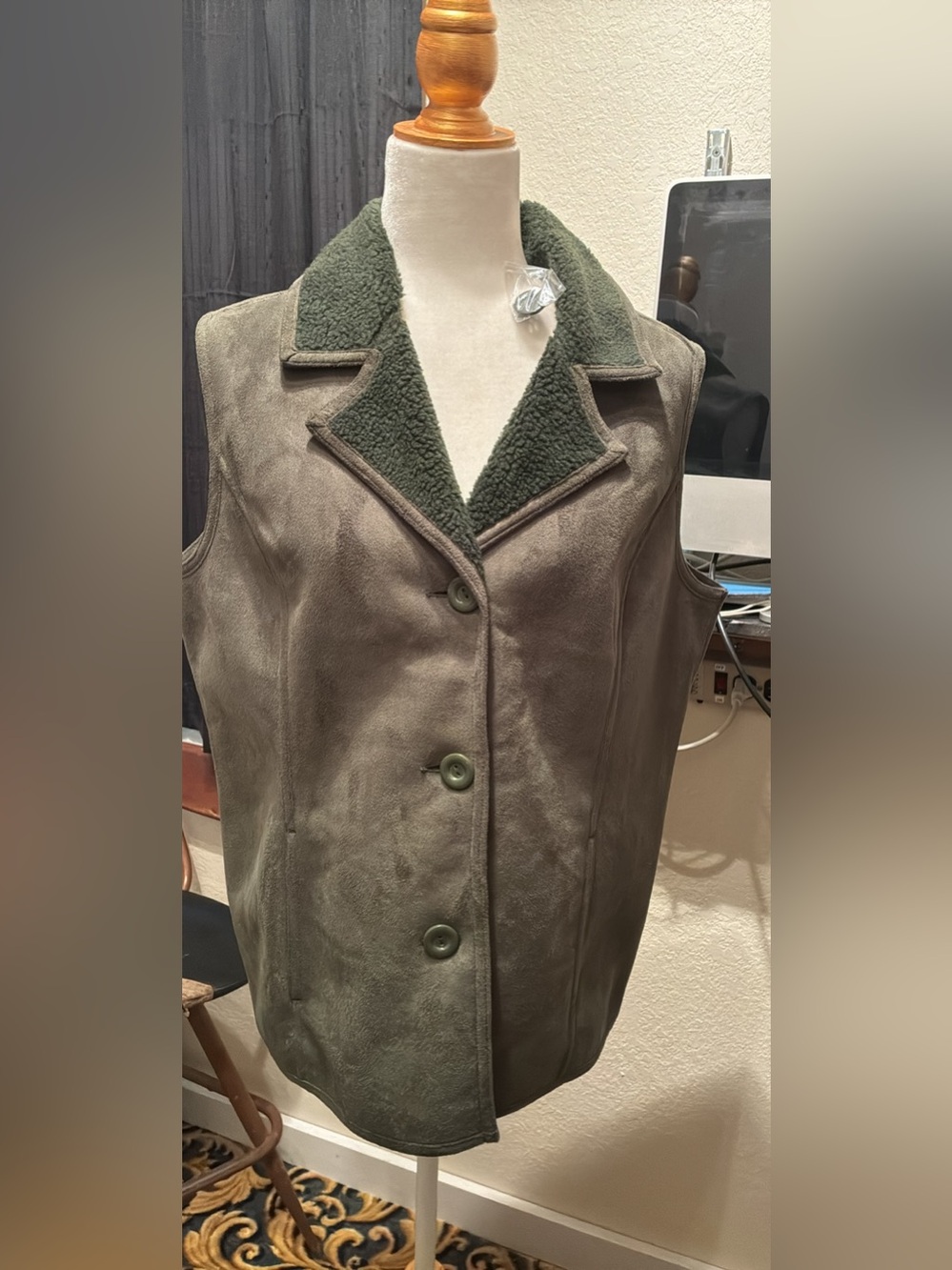 NEW Women’s Olive Green Sherpa-Lined Faux Suede Vest. Size medium. Nice.